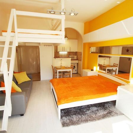 Sunny Studio With Balcony In Party District Budapest Exteriör bild