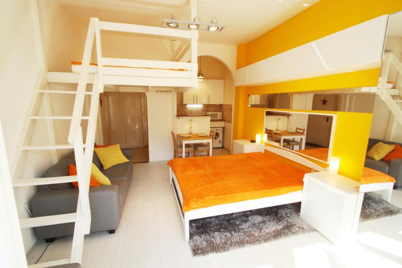 Sunny Studio With Balcony In Party District Budapest Exteriör bild