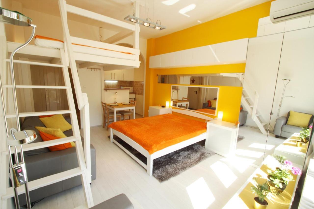 Sunny Studio With Balcony In Party District Budapest Exteriör bild