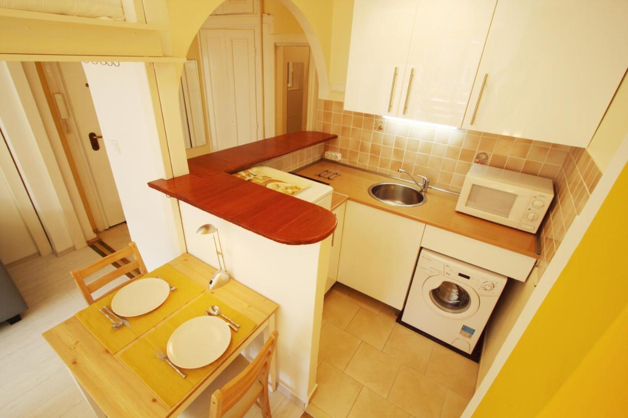Sunny Studio With Balcony In Party District Budapest Exteriör bild