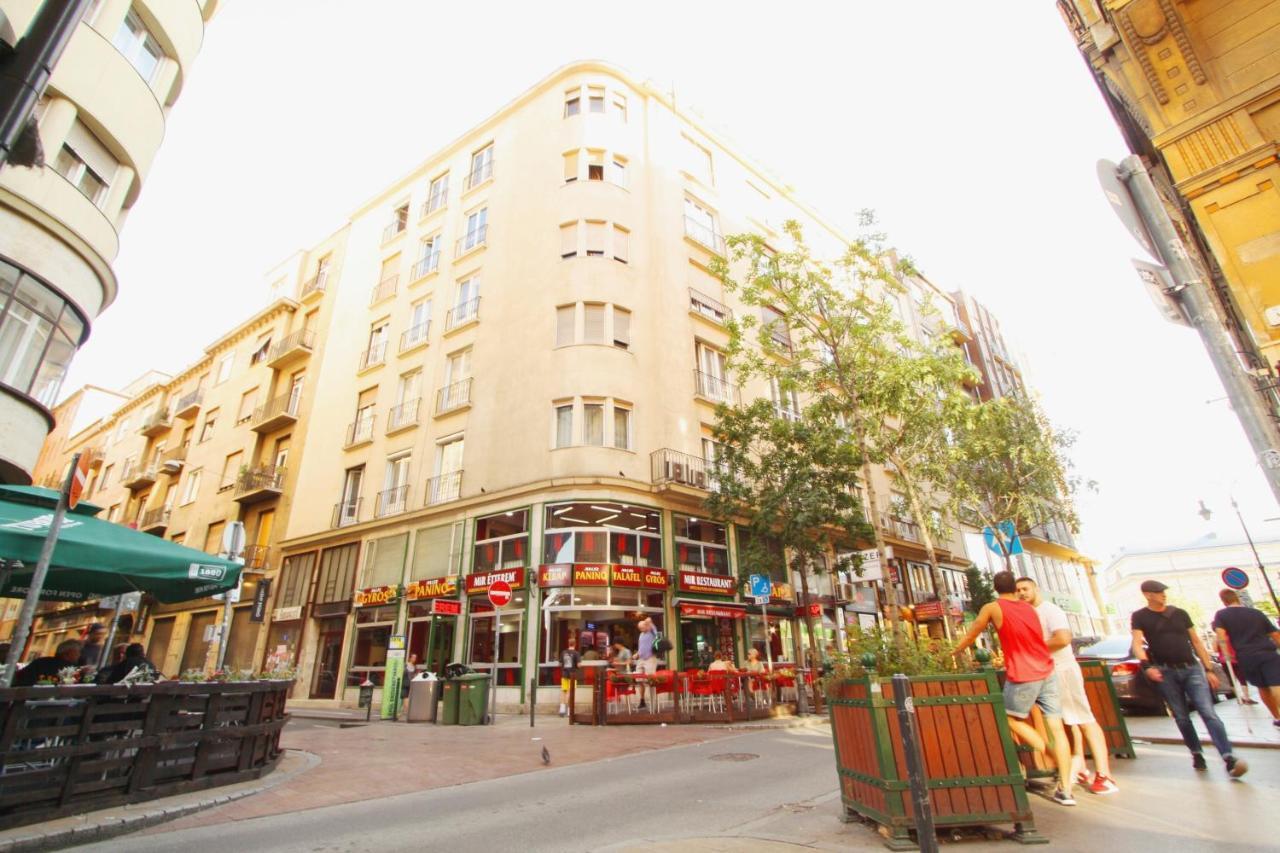 Sunny Studio With Balcony In Party District Budapest Exteriör bild