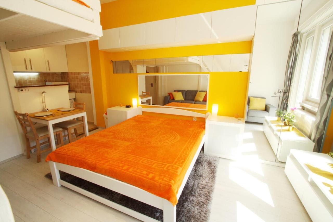 Sunny Studio With Balcony In Party District Budapest Exteriör bild