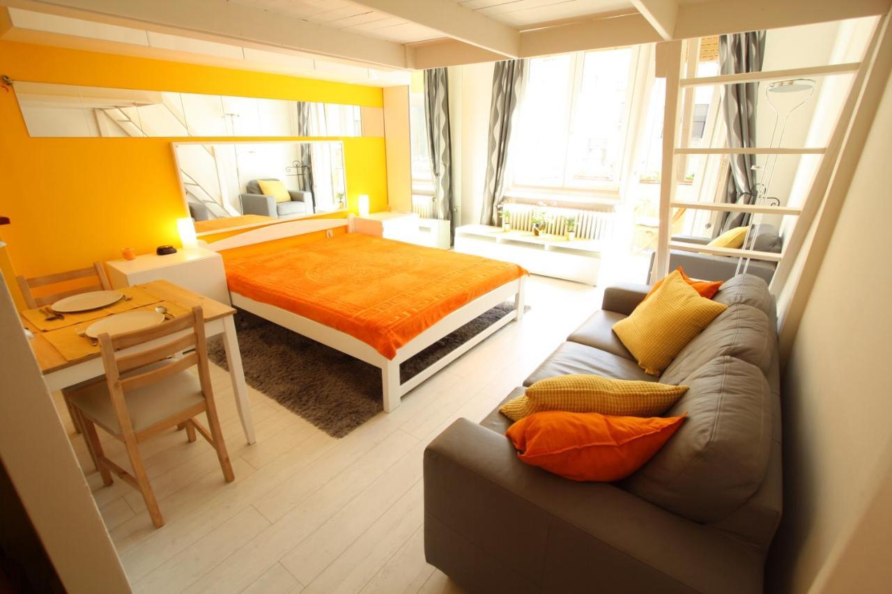 Sunny Studio With Balcony In Party District Budapest Exteriör bild