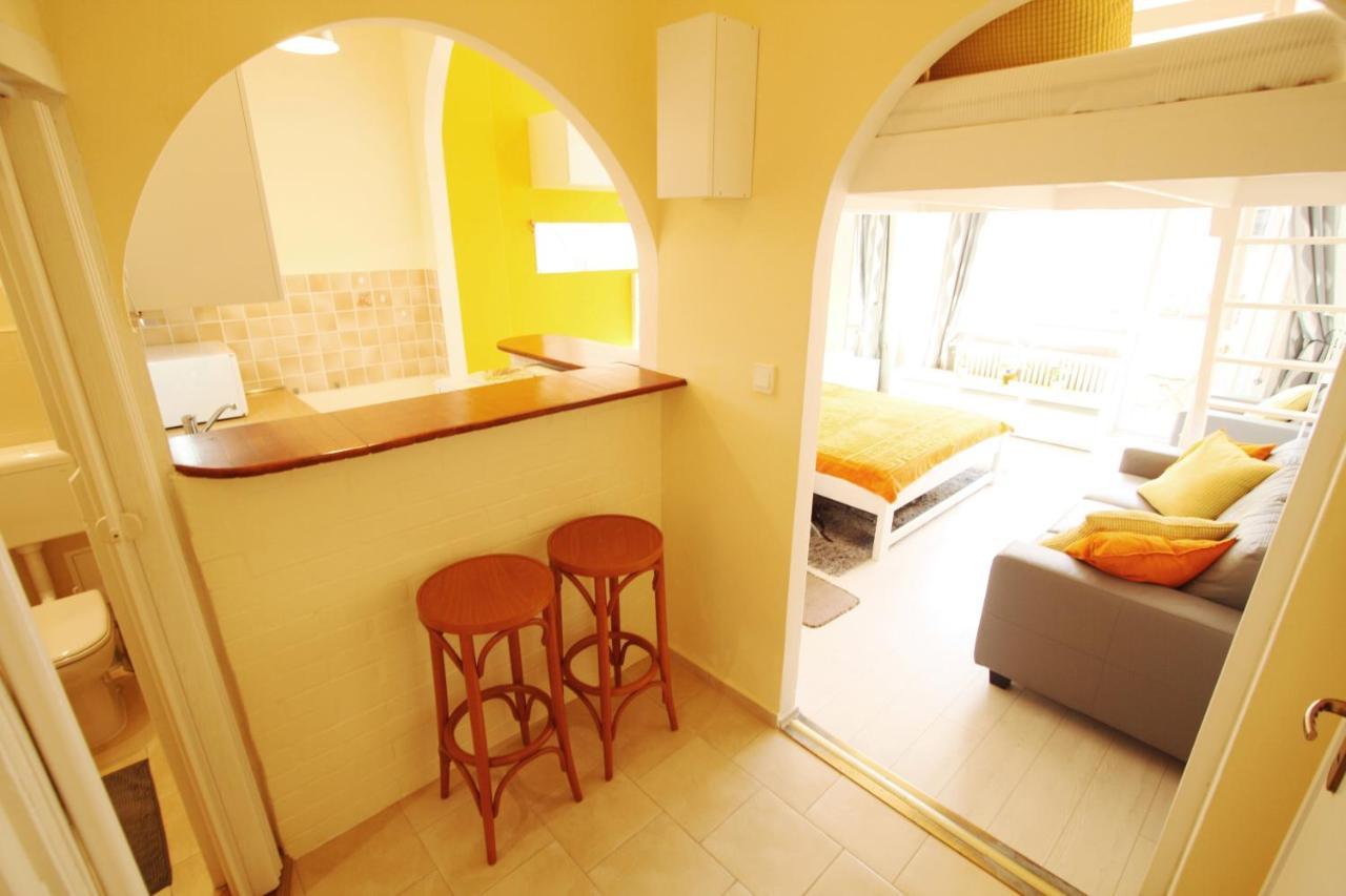 Sunny Studio With Balcony In Party District Budapest Exteriör bild