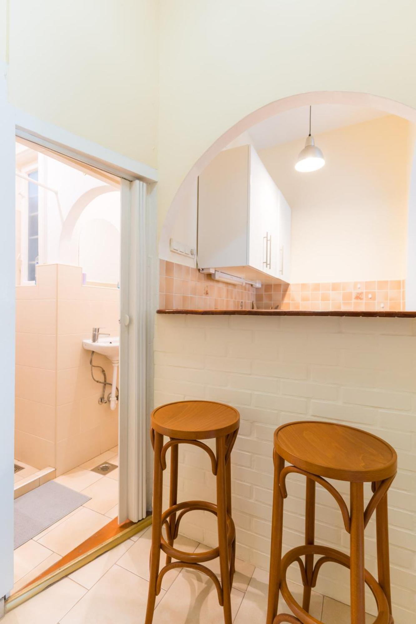 Sunny Studio With Balcony In Party District Budapest Exteriör bild