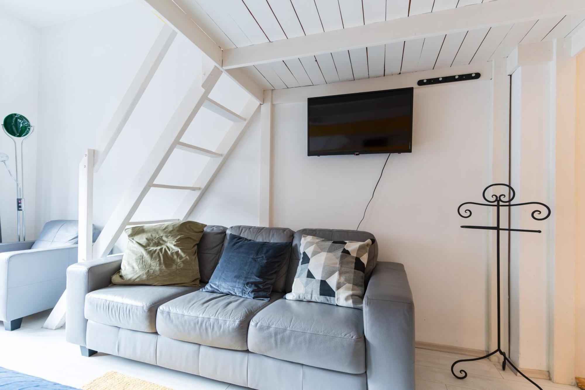 Sunny Studio With Balcony In Party District Budapest Exteriör bild