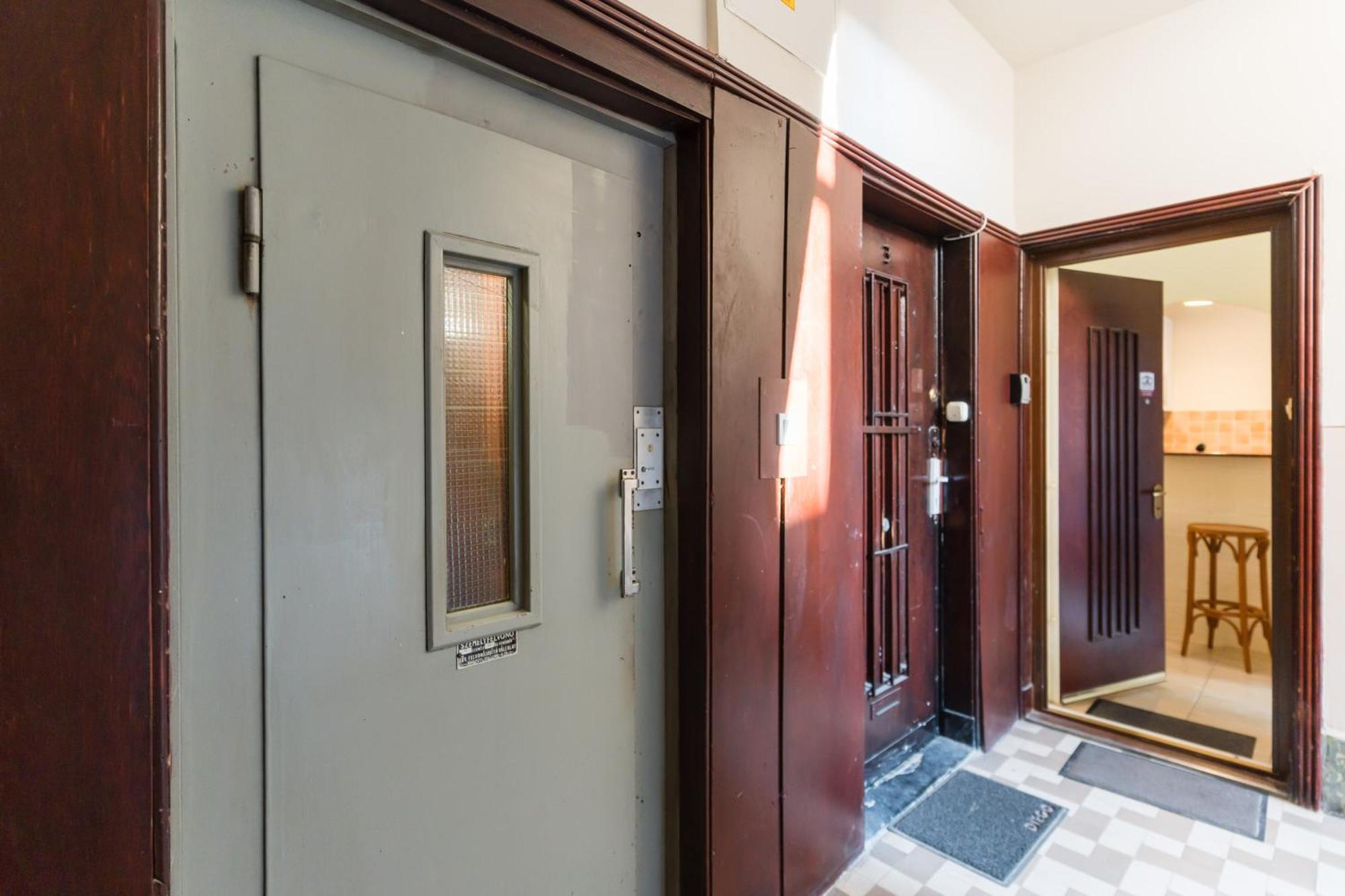 Sunny Studio With Balcony In Party District Budapest Exteriör bild