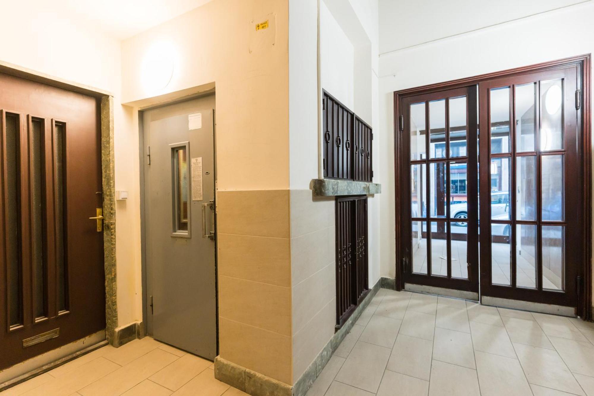 Sunny Studio With Balcony In Party District Budapest Exteriör bild