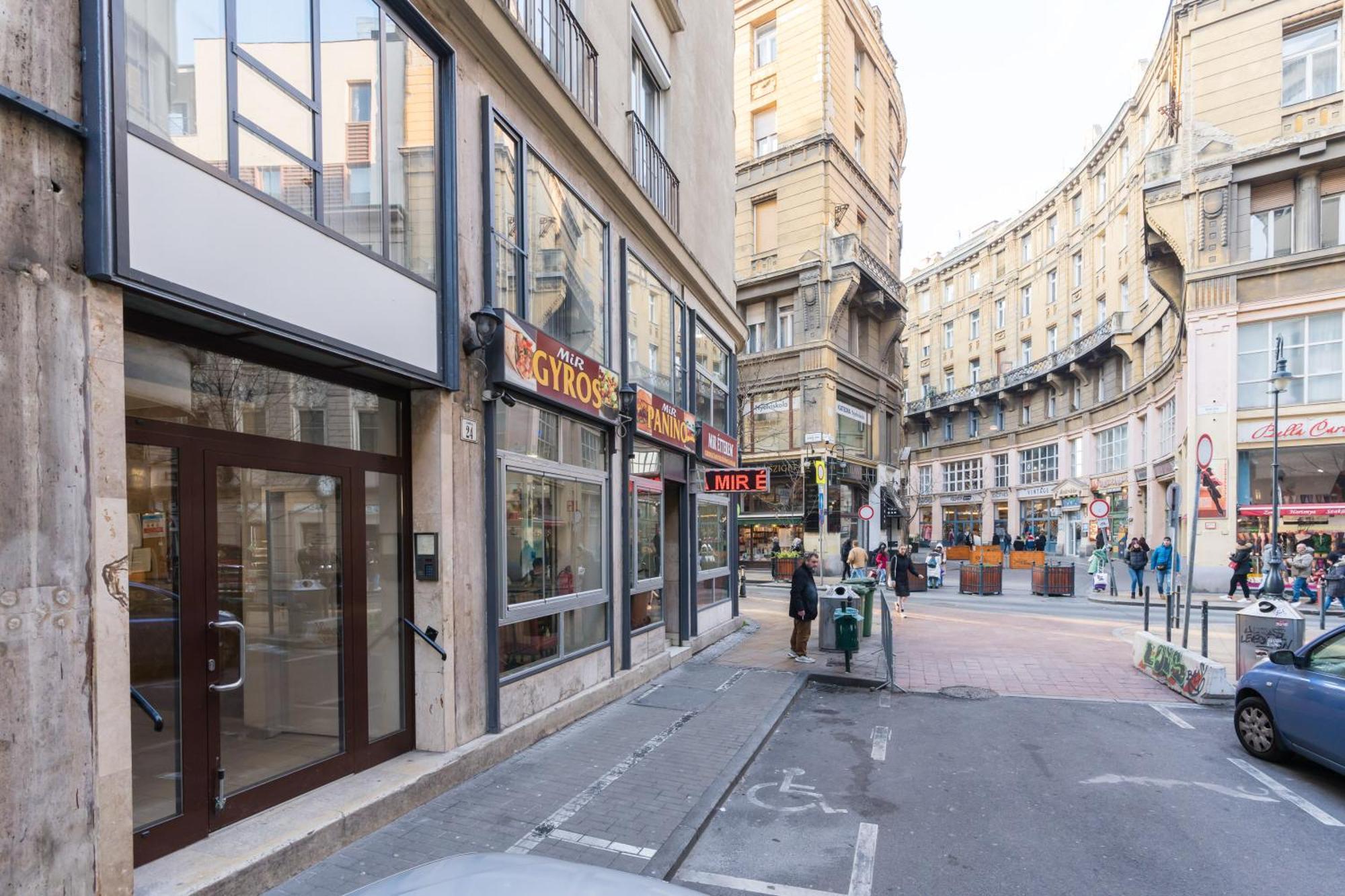 Sunny Studio With Balcony In Party District Budapest Exteriör bild